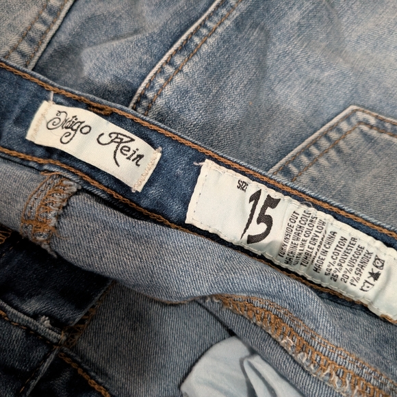 Elegant Black Mini Skirt with Flattering Fit - Picture 3 of 3